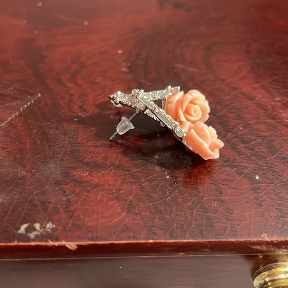 Eiffel tower and floral earrings - Picture 3 of 4